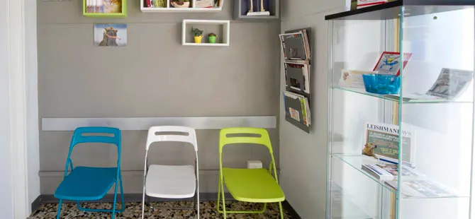 La sala d’attesa con le sedie colorate