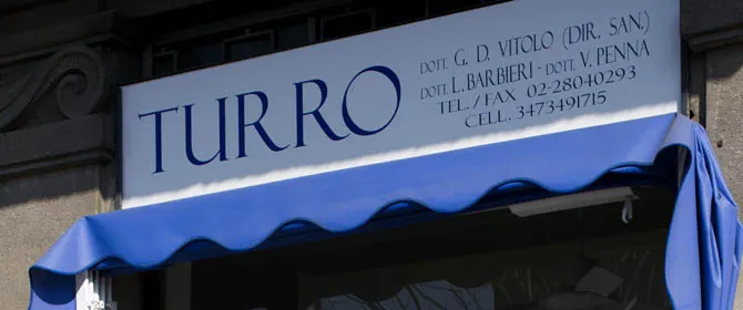 L’insegna TURRO sopra l’ingresso della clinica
