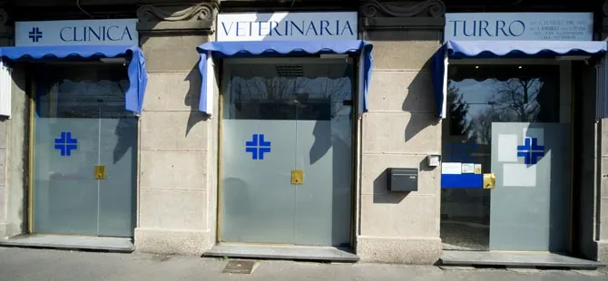 La vetrina della clinica in via Rovetta, con le tende blu